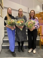 Palkittavista paikalla vuosikokouksessa 12.3.2025 kukitettavana olivat Tiina Hirvioja, Sarita Murtojärvi sekä Iiris Vuori. Kuvasta puuttuvat Kaisa Karjalainen ja Jenny Knubb. 