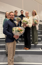 Apurahansaajista oli paikalla vuosikokouksessa 26.3.2026 kukitettavana Anu Bergström, Mikael Eklund, Jesse Järvinen, Veli-Matti Lehto, Irina Wikki ja Henna Lähde. Kuvasta puuttuu Simo Nuuttila.