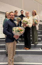 Apurahansaajista oli paikalla vuosikokouksessa 26.3.2026 kukitettavana Anu Bergström, Mikael Eklund, Jesse Järvinen, Veli-Matti Lehto, Irina Wikki ja Henna Lähde. Kuvasta puuttuu Simo Nuuttila.